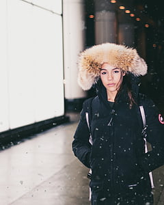 女性, ブラック, zip 形式, ジャケット, 女性, 雪が降っています。, 冬