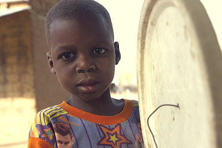 África, criança, Nigéria, rua, vila, olhando para a câmera, retrato