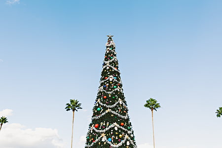 arte, cielo azul, brillante, Navidad, bolas de Navidad, árbol de Navidad, ciudad