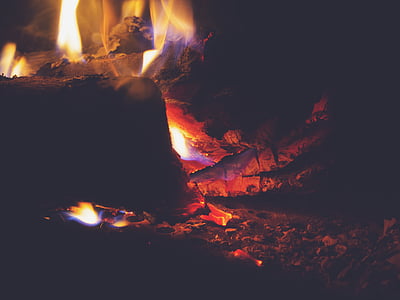 Closeup, photo, feu, cheminée, flammes, bois, journaux