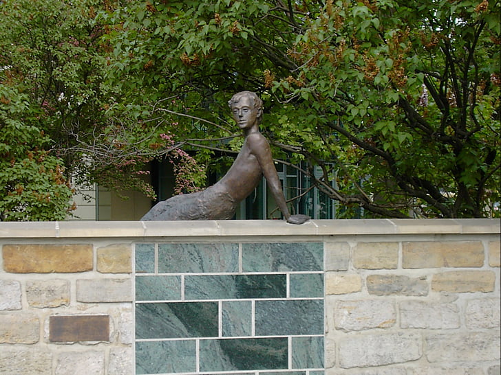 Erich kästner, brončana skulptura, Albert trg, Mladi predsjednik, na zidu, Dresden, skulptura