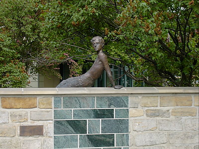 Erich kästner, bronz szobor, Albert tér, young elnök, a falon, Drezda, szobrászat