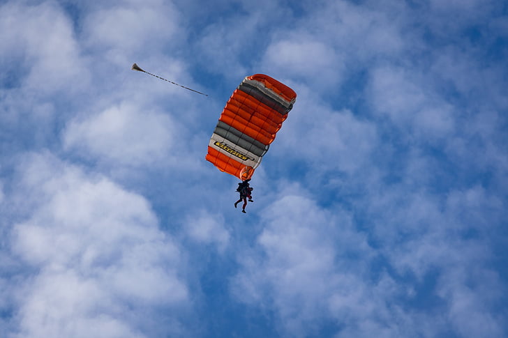 lancio in tandem, paracadute, nuvole, formtion cloud, di volo, sport estremi, paracadutismo