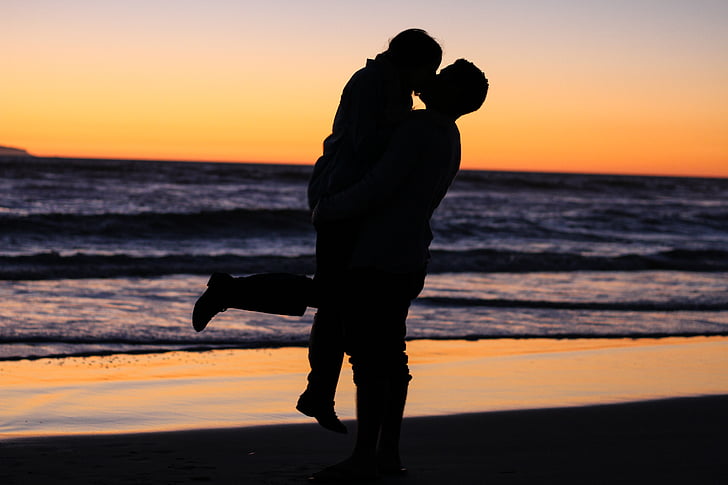 silhouet, twee, persoon, s, kussen, strand, zonsondergang