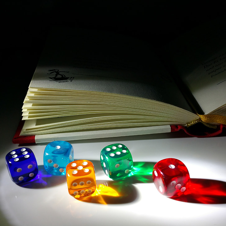 Cube, bog, held og lykke, Lucky dice, farverige