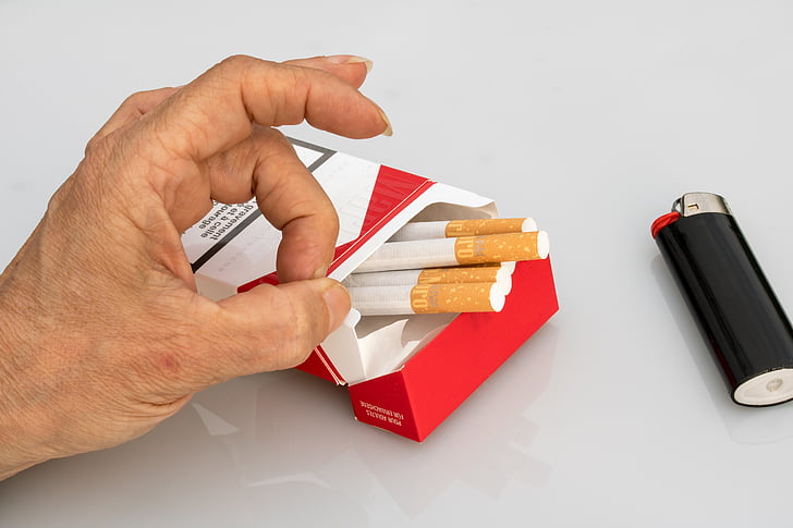 non fumeur, cigarettes, boîte de cigarette, main, doigt, avec le doigt wegschnipsen, tabac