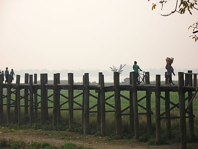 Mianmar, Mandalay, u láb híd, az emberek, a szabadban, férfiak