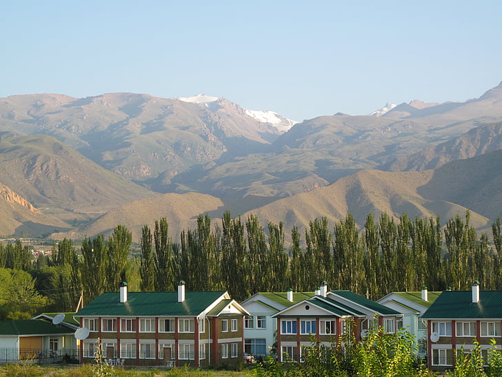 Republikken Kirgisistan, landskapet, fjell, himmelen, skyer, leiligheter, arkitektur