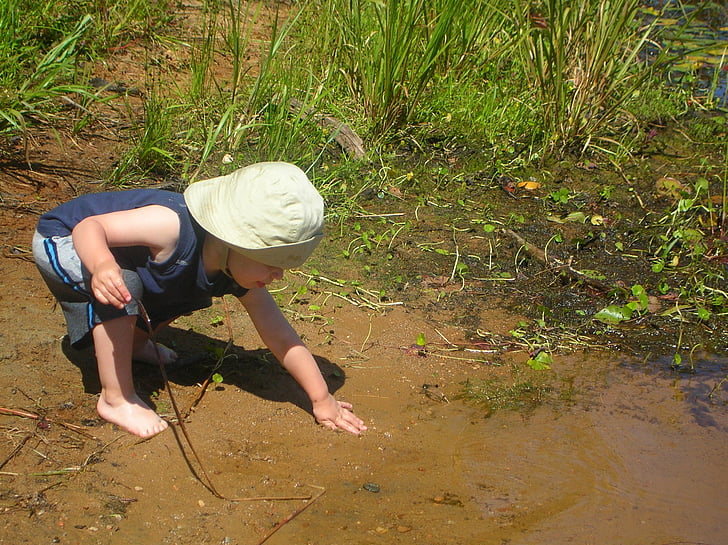 dia da terra, criança, criança, jogando na lama, água, lama, ao ar livre