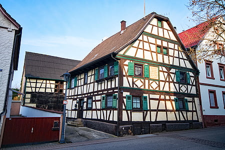 rierol amb Llit Extragran, Königsbach stein, Baden württemberg, Alemanya, Enz, nucli antic, llocs d'interès