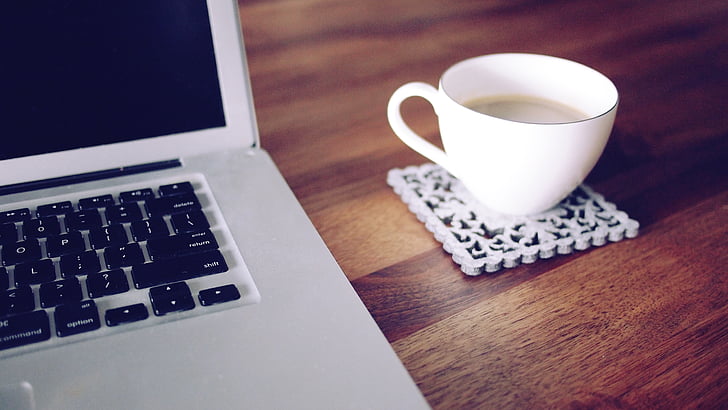 Branco, cerâmica, xícara de chá, ao seu lado, MacBook, ar, tabela
