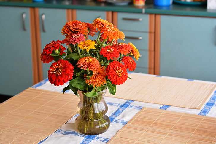 Kytica, letné, cínie, kvety, záhradné kvety, jedálenský stôl, dekorácie