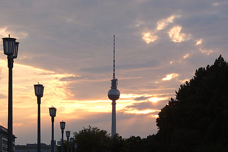 TV stolp, Berlin, večer, nebo, oblaki, sonce, luč