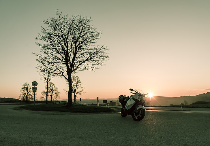 Захід сонця, Сонячно, мотоцикл, дорога, дерево, вулицями, краєвид
