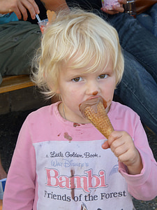 Kind, Eis, Eiscreme-Kegel, Eis essen, Sommer, Geschmack, Süß