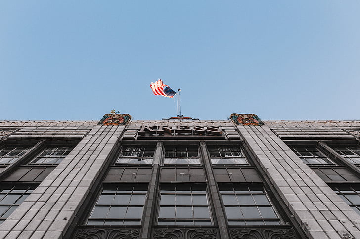 Amerikaanse vlag, het platform, gebouw, lage hoek schoot, perspectief