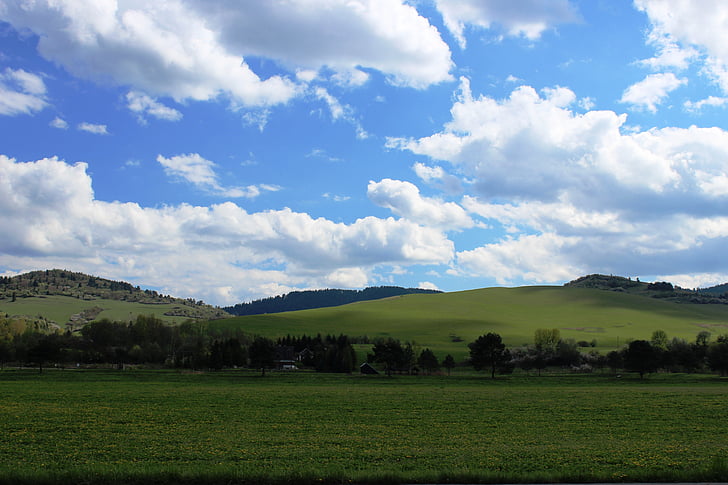 Slovakien, våren, naturen, land, molnig himmel, grönt landskap