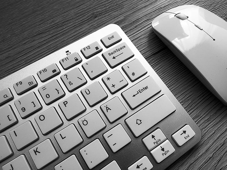 πληκτρολόγιο, ποντίκι, γραφείο, στο χώρο εργασίας, μαύρο και άσπρο, το πληκτρολόγιο του υπολογιστή, υπολογιστή