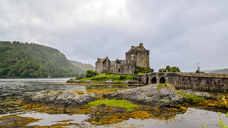 Schottland, England, Highlands und Inseln, Eilean Donan castle, Schloss, alt, wolkenverhangenen Himmel
