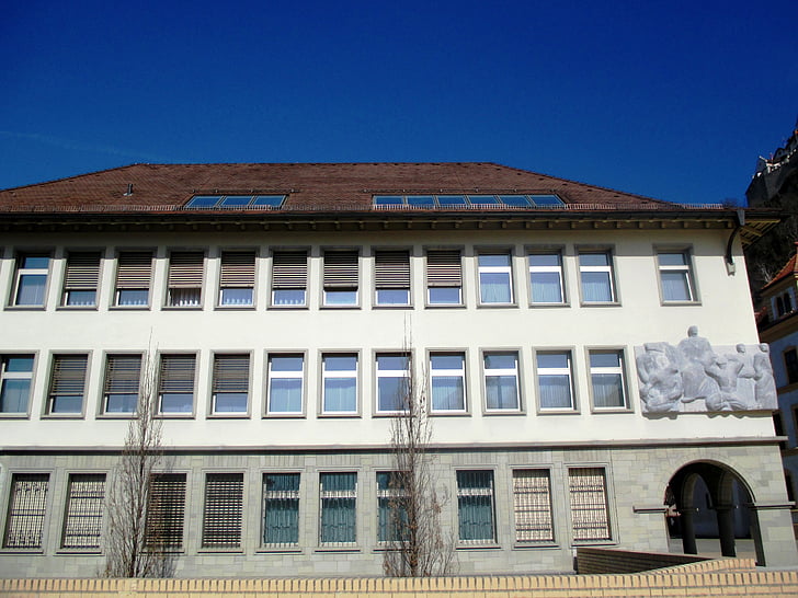 arhitektuur, hoone, mänge, fassaad, akna, Liechtensteinische landesbank, Vaduz