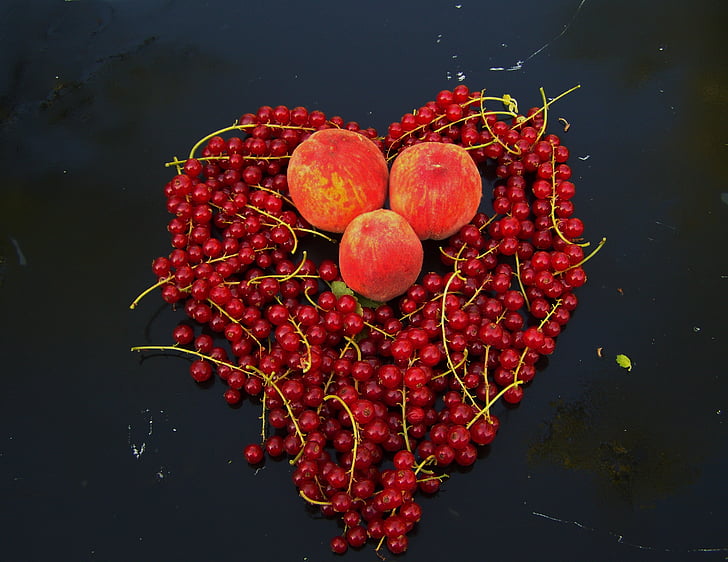 Червона смородина, червоні фрукти, спілої ягоди, серце