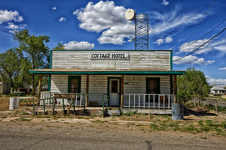 Stari motel, Arizona, nebo, oblaci, stabla, HDR, napuštena