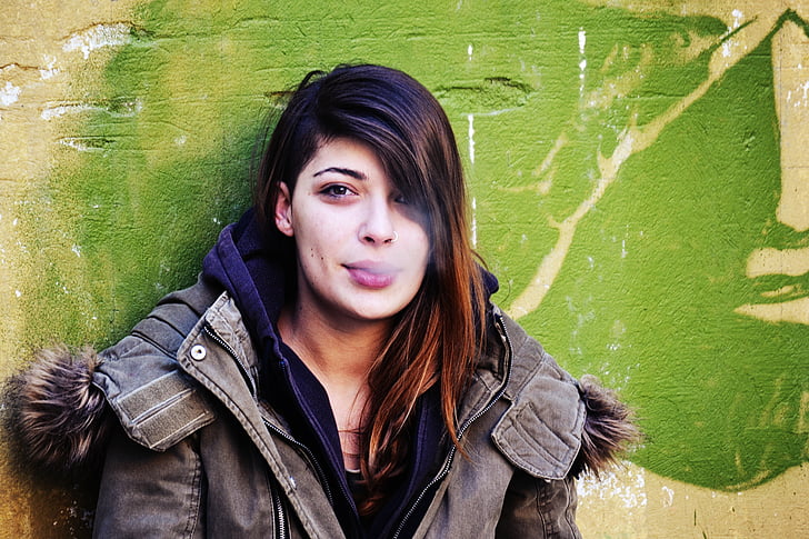 κορίτσι κάπνισμα ακουμπά στον τοίχο, κορίτσι πορτρέτο, πολύχρωμο υπαίθρια σκηνή, πρόσωπο, τοίχου, γυναίκα, Κορίτσι