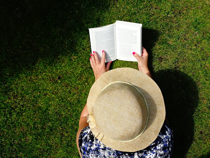 llegir, llibre, llibres, barret, jardí, relaxar-se, herba