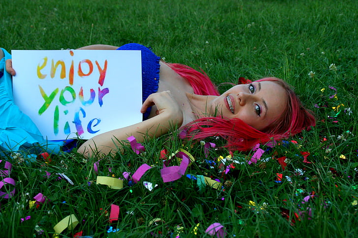 dievča, ružové vlasy, tráva, konfety, úsmev, šťastie