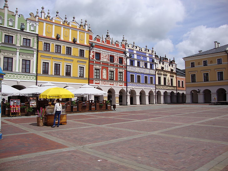 Zamość, Polen, markedet, monumenter, farvede rækkehuse