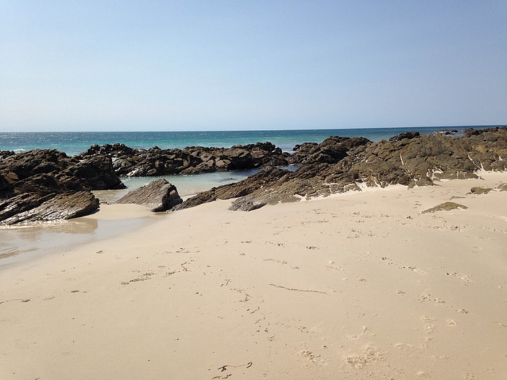 Praia de areia, à beira-mar, céu azul, areia branca, natureza, paraíso, oceano
