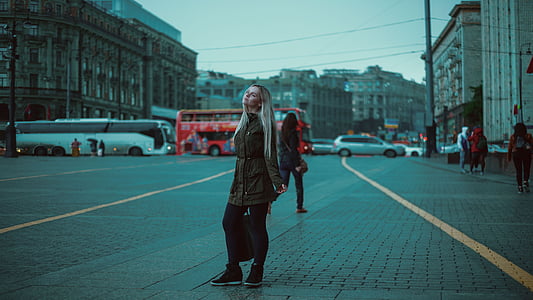 Dziewczyna, czerwony autobus, Moskwa, Rosja, dachu, Kremla, metra