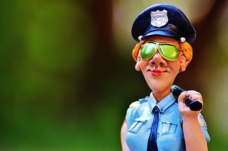 policia, divertit, figura, policia, nen, somrient, a l'exterior