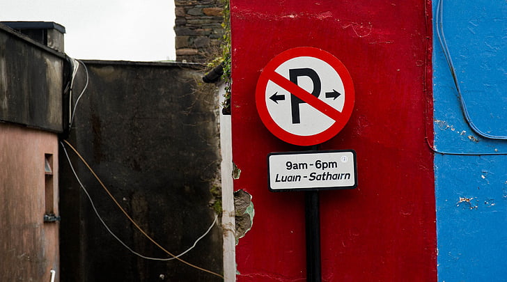 Írország, parkolás a jel, piros, kék