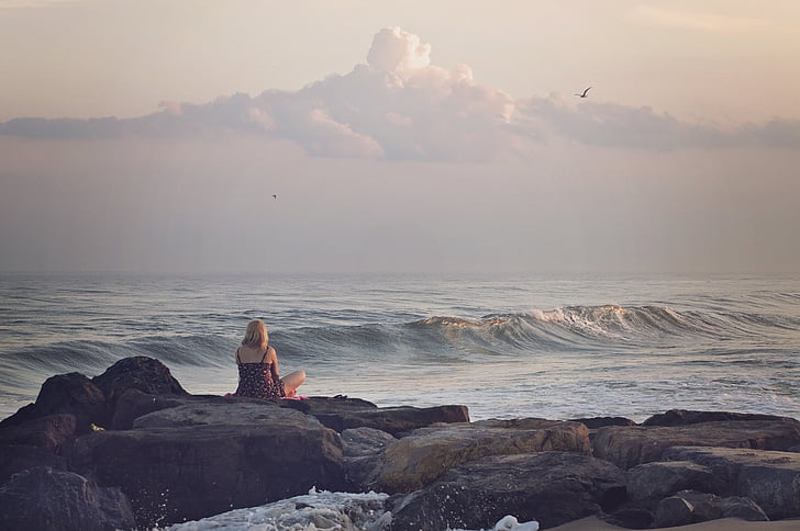 meitene, persona, atpūsties, relaksējoša, akmeņi, sālsūdens, jūra
