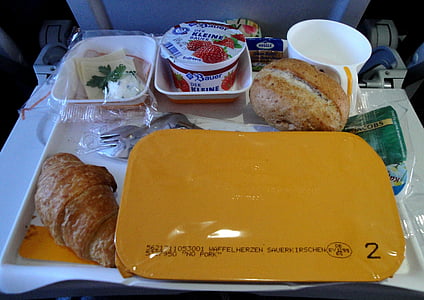 le petit déjeuner, avion, alimentaire, Lufthansa, croissant