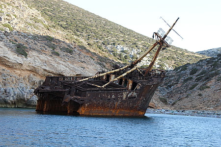 難破船, 海, 放棄された船