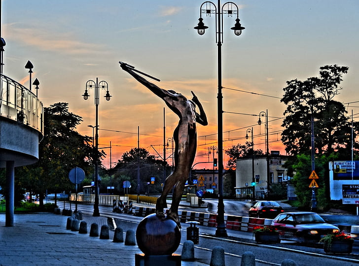 luczniczka-nova, Bydgoszcz, szobor, szobrászat, ábra, grafika, utca