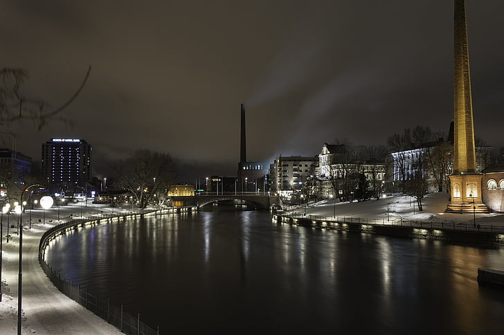 Nacht, dunkle Stadt, am dunklen Himmel, Winter, Wasser, Finnisch, Tampere