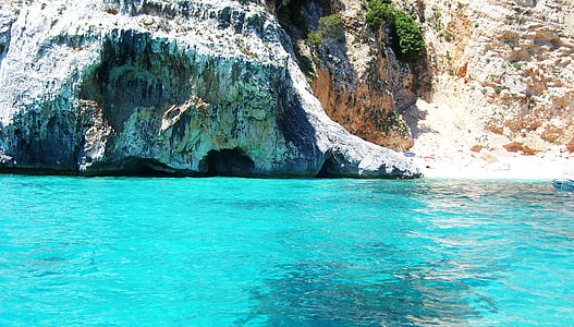 παραλία της Σαρδηνίας, διάφανα νερά, στη θάλασσα, ροκ, γαλάζια νερά, νερό, μπλε