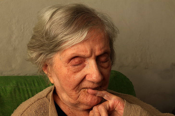 Бабуся, Літня жінка, вік, тільки одна стара людина, Самотність, хвороба Альцгеймера, Старий