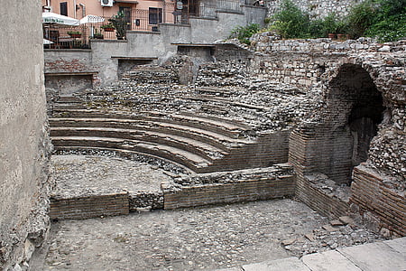 prie amfiteatro, griuvėsiai,, senovės griuvėsiai, teatro griuvėsiai, Taormina, Italija, graikų griuvėsiai