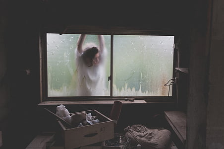 mujer, Blanco, largo, manga, camiseta, vidrio, ventana