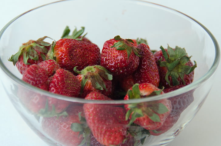 Erdbeere, Beere, rot, Garten-Erdbeere, appetitlich, lecker, in der Sommerzeit