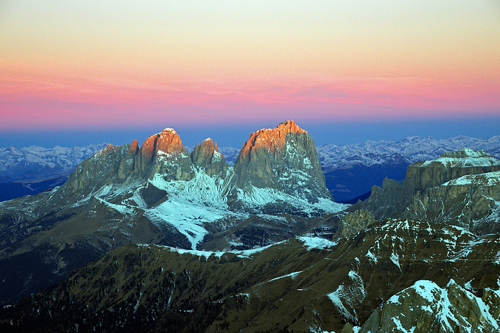 Dawn, Sassolungo, Dolomity, Val gardena, východ slunce z hory marmolada, Itálie, Alpy