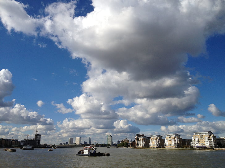stadens silhuett, Thames, skärvan, blå himmel, England, floden, London
