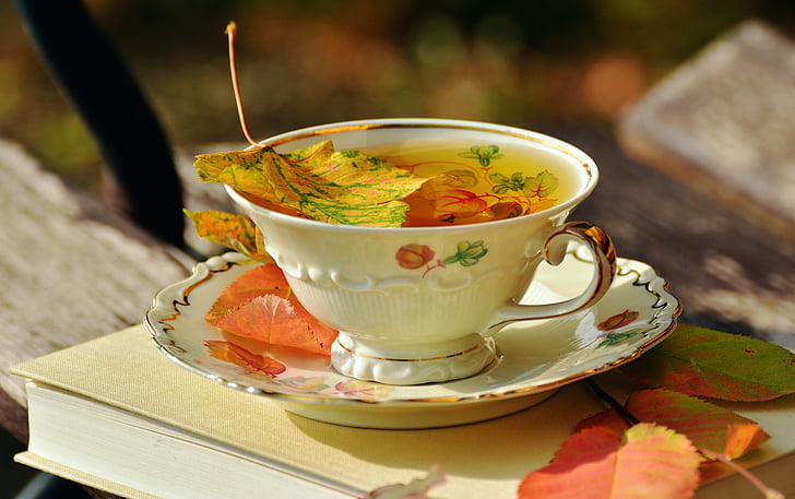 tee, tējas tasīti, rudens, rudens krāsas, rudens lapas, galda piederumi, būvē
