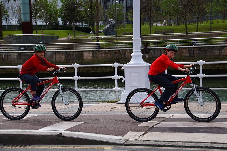 sport, twee kinderen fiets, Bilbao, fiets, Fietsen, stedelijke scène, stadsleven