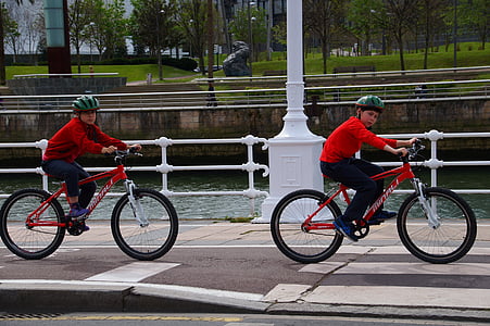 olahraga, dua anak Sepeda, Bilbao, Sepeda, Bersepeda, adegan perkotaan, kehidupan kota