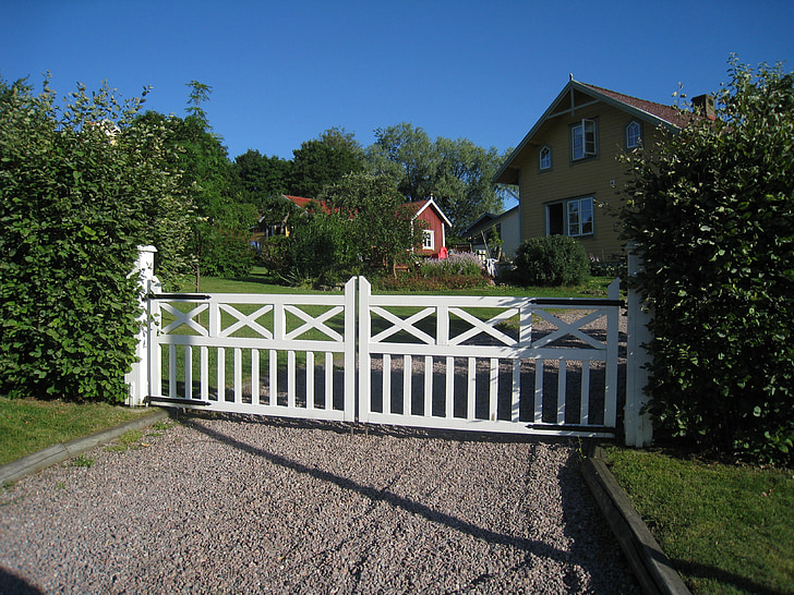 gateposts, menggiling, dicat putih, musim panas, rumah, semak, pohon